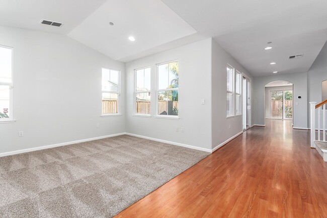 Building Photo - Start the New Years in this spacious home ...