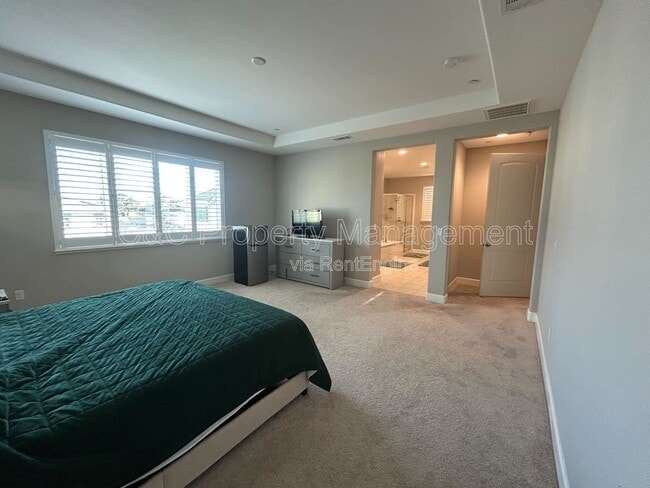 Building Photo - 5243 Comfrey St