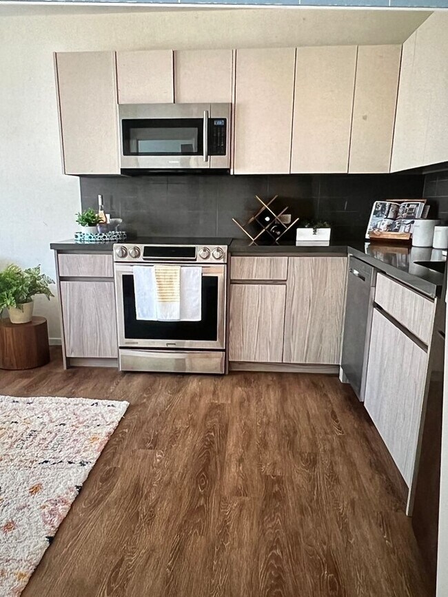 Building Photo - Prime Location- Kapiolani Residence 43d floor- Great views!