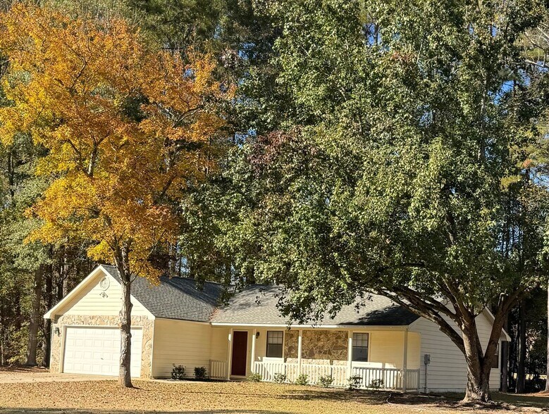 Building Photo - 165 Paces Dr