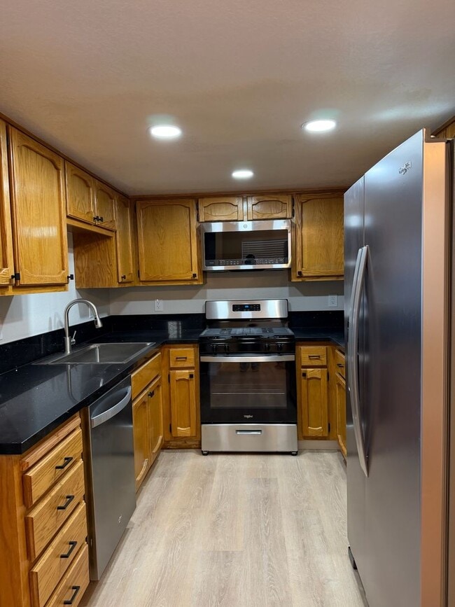 Building Photo - Please Contact VAUGHN REALTY to set up an appointment 760-446-6561