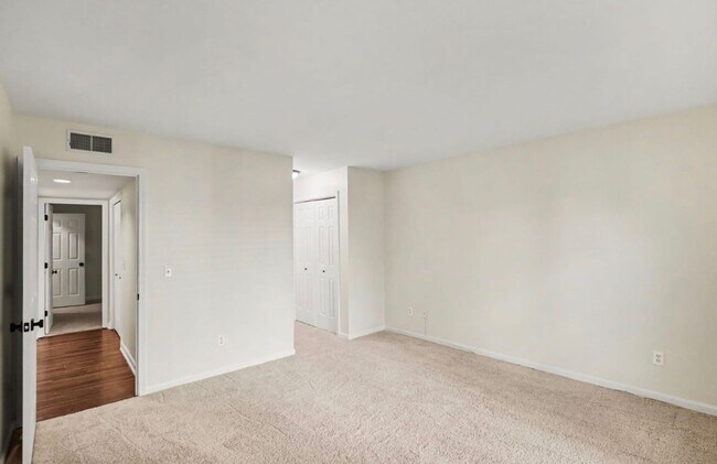 Building Photo - GreenHills Condo!