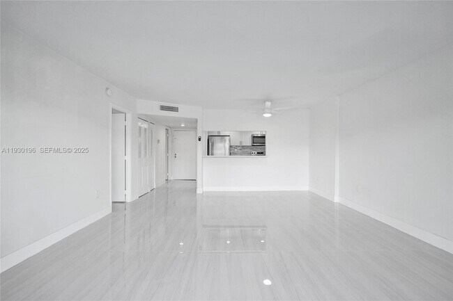 Building Photo - 4164 Inverrary Dr