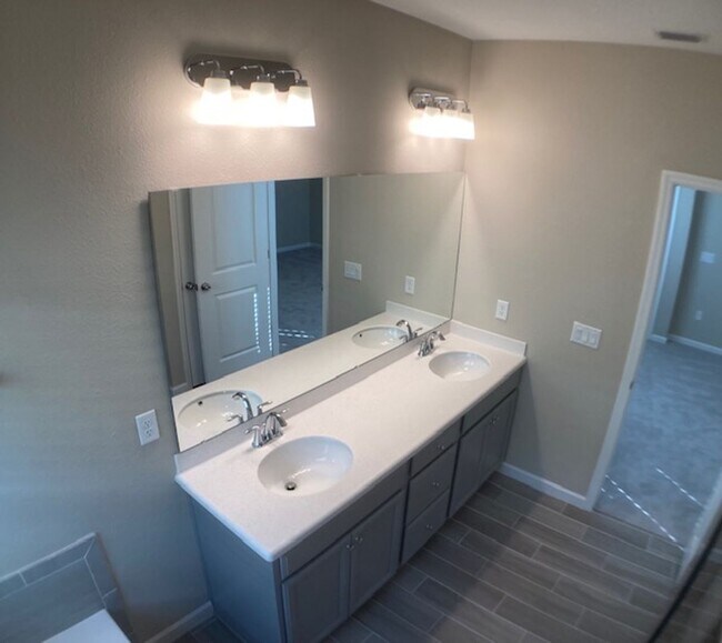 Building Photo - Comfortable 3 Bedroom Home With Great Outd...