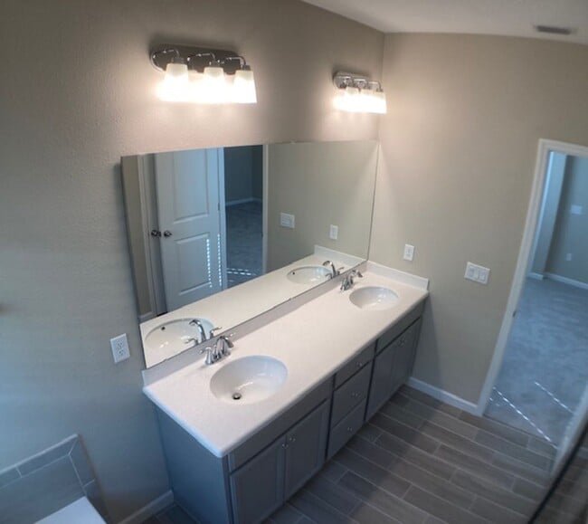 Building Photo - ***TWO WEEKS FREE*** Comfortable 3 Bedroom Home With Great Outdoor Space