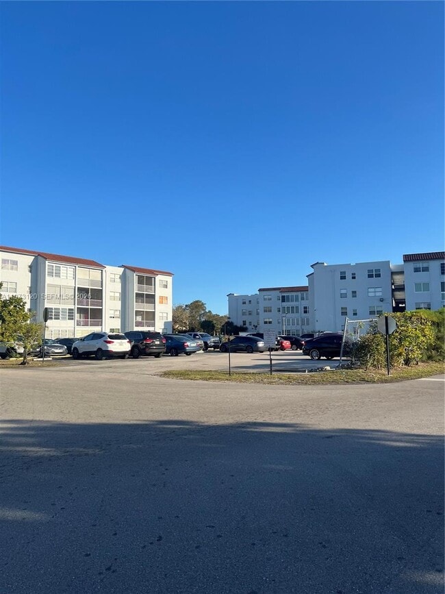 Building Photo - 2851 Somerset Dr