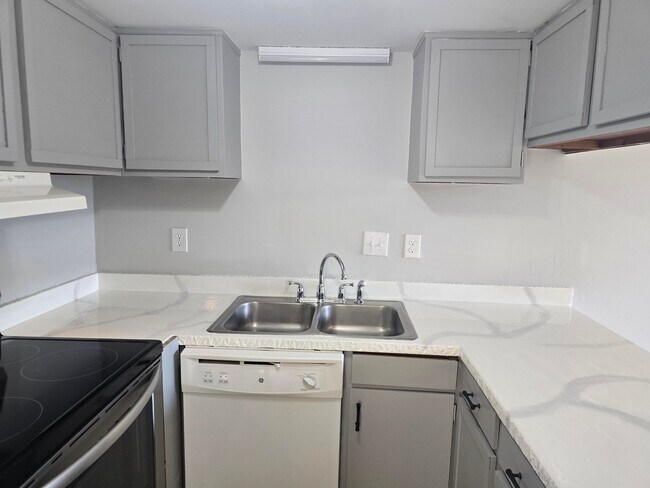 Building Photo - 308 Miracle Strip Pkwy SW