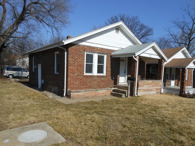 Primary Photo - Adorable Home with Tons of Upgrades! Corne...