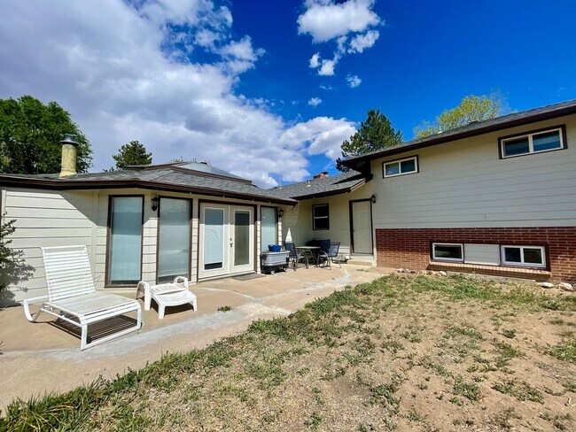Building Photo - Expansive 5-bedroom, 2.5-bath home with incredible mountain views!