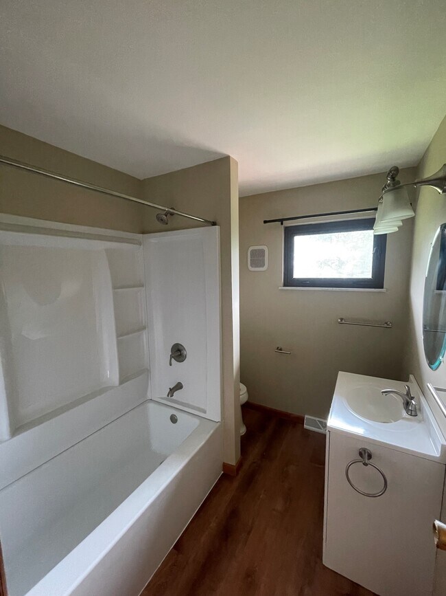 Building Photo - 19 Plainview Dr