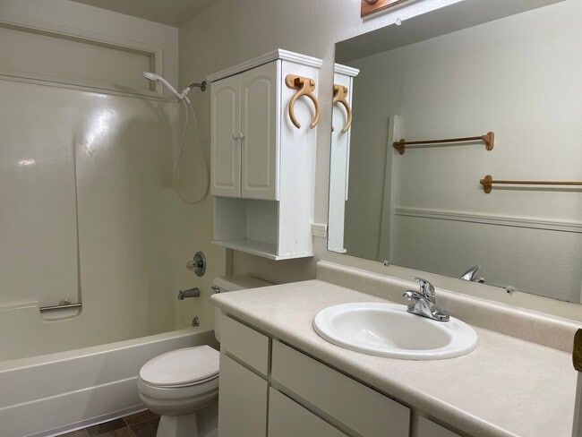 Building Photo - Newly Updated 3 Bedroom 2 Bath Home