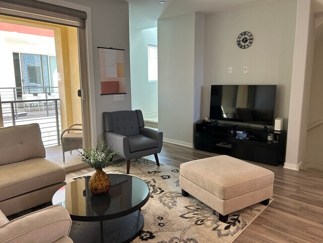 Building Photo - 212 Paramount