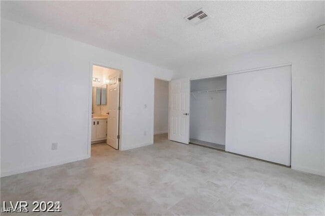 Building Photo - 2117 Chertsey Dr