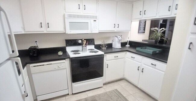 Building Photo - Beautiful  Furnished 1/1 condo x Rent  in Winter Park Next to Full Sail University !
