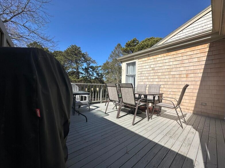 Building Photo - 18 Pine Grv