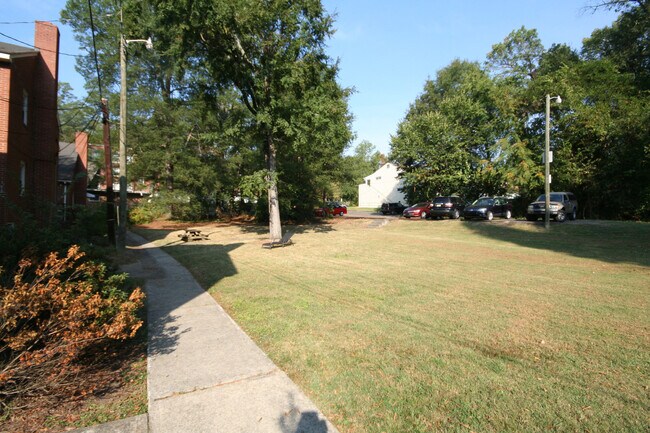 Building Photo - Spacious 1 Br Apt / Near Duke West and Downtown