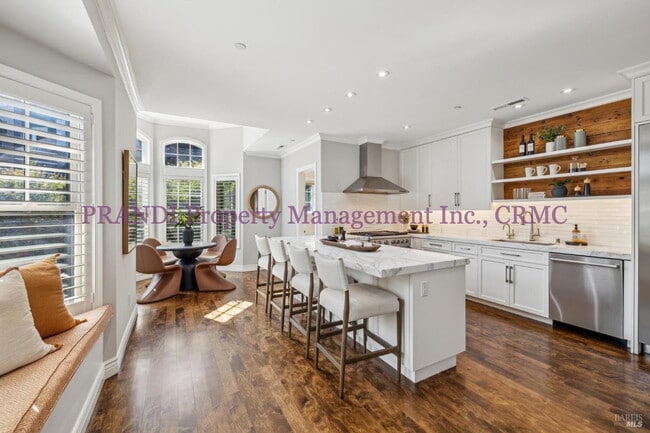 Building Photo - Luxury Townhome on Exclusive De Silva Island!