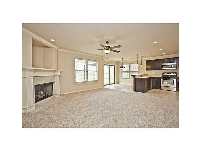Building Photo - 3 Bedrooms 2 Bath - Mile from bike trail!
