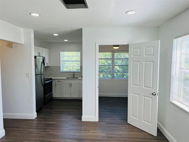 Building Photo - 1301 N 12th Ct