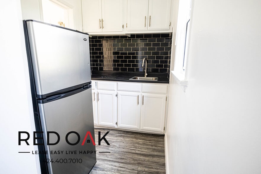 Building Photo - 851 S Kenmore Ave