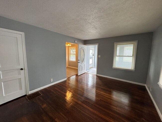 Building Photo - 2342 E Legrande Ave