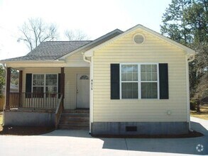 Building Photo - Students welcome! 3 BR House with rocking ...