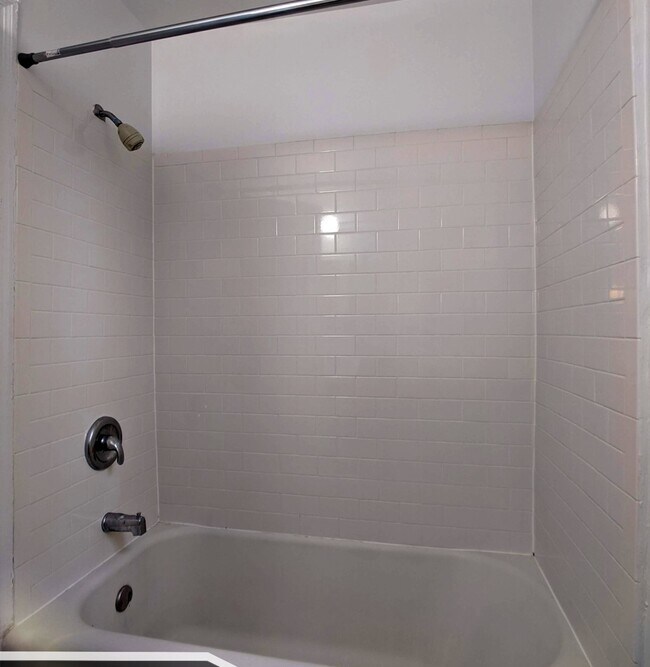 Building Photo - 3335 W Diversey Ave