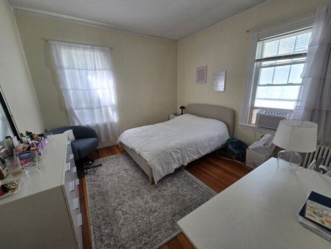 Building Photo - Charming duplex - Deck - Parking - Laundry