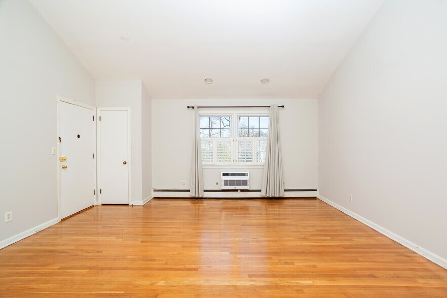 Building Photo - 47 Valley Rd