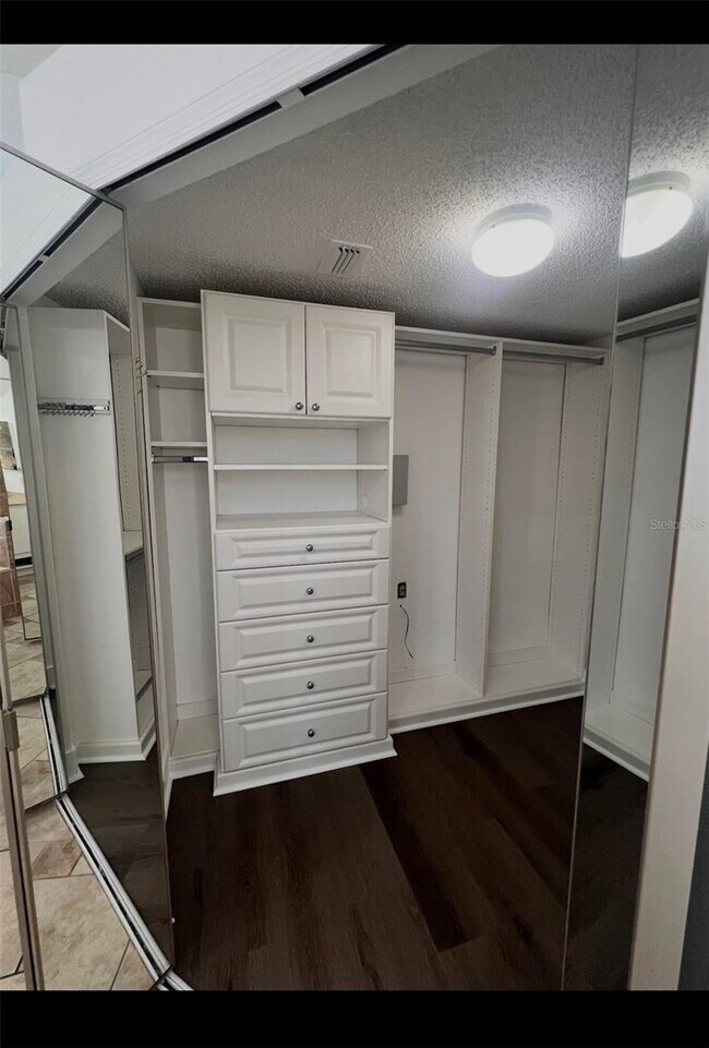 Building Photo - 9224 Sunflower Dr