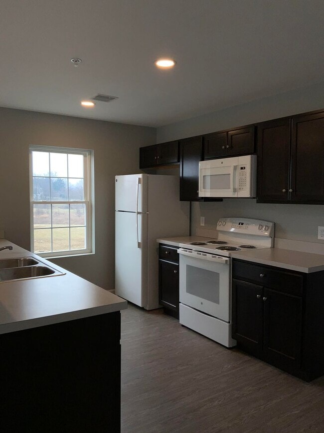 Building Photo - 200 Larkspur Ln