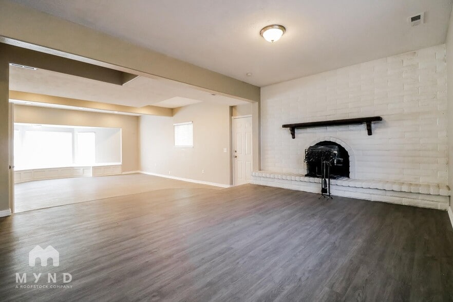 Building Photo - 5888 Cilma Dr