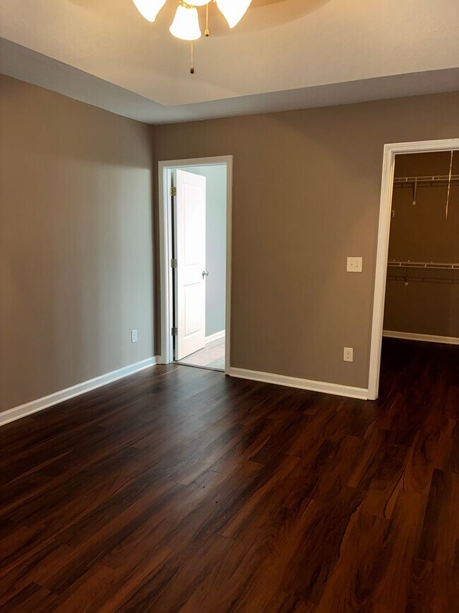 Building Photo - Elegant 3-Bedroom Townhouse with Modern Comforts.