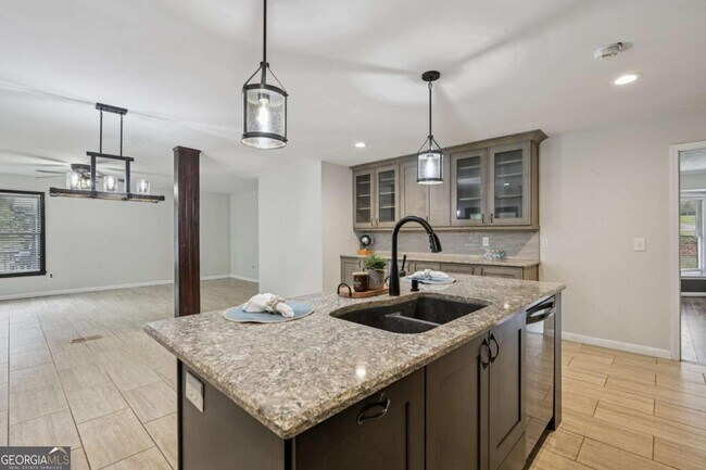 Building Photo - 7379 N Mitchell Ct