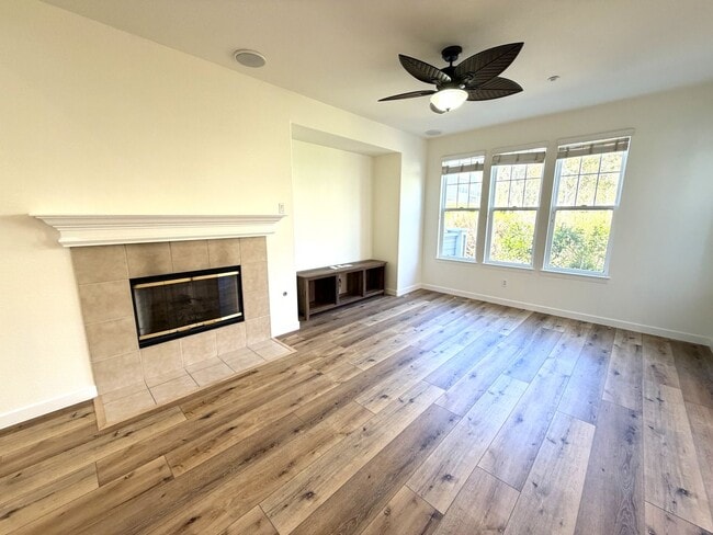 Building Photo - Gorgeous Rarely Available Bayshore Townhome- Just in Time for Summer!