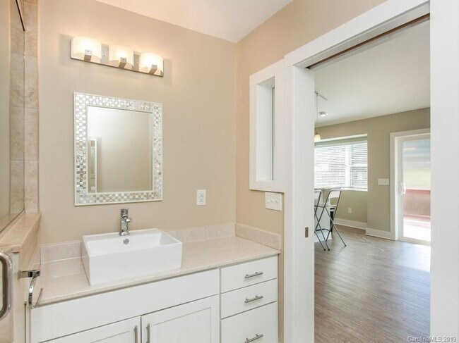 Building Photo - Modern Asheville Rental