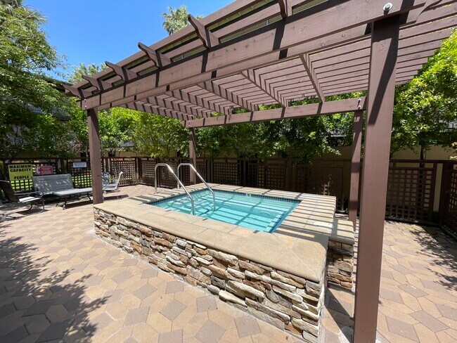 Jacuzzi - 525 S Ardmore Ave