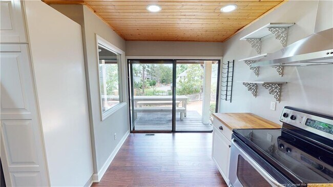 Building Photo - 10 Emerald Ln
