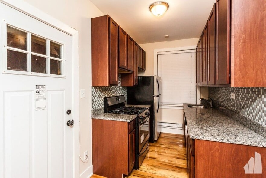 Building Photo - 1025 Dempster St