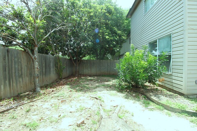 Building Photo - 5515 Kenton Bluff