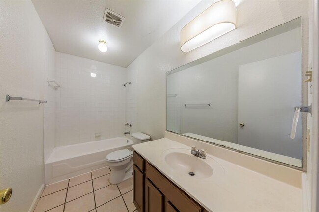 Building Photo - 2703 Cypress Ln