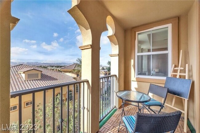 Building Photo - 2405 W Serene Ave