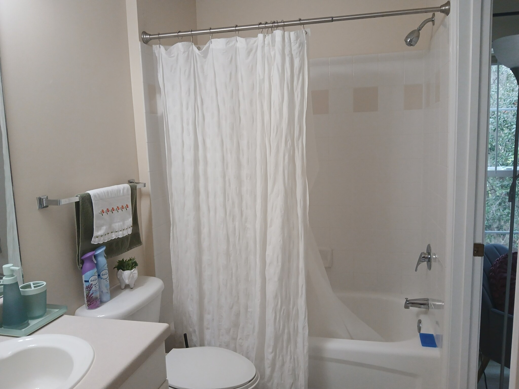 Second bathroom opens to hallway and to 2nd bedroom - 100 Kensington Blvd