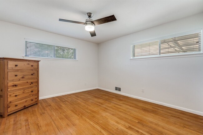 Building Photo - 401 Daisy Dr