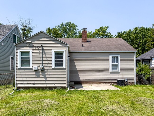 Building Photo - Fenced Back Yard