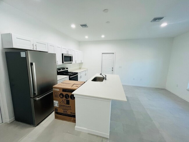 Building Photo - Brand New 1/1/-  Lehigh Acres