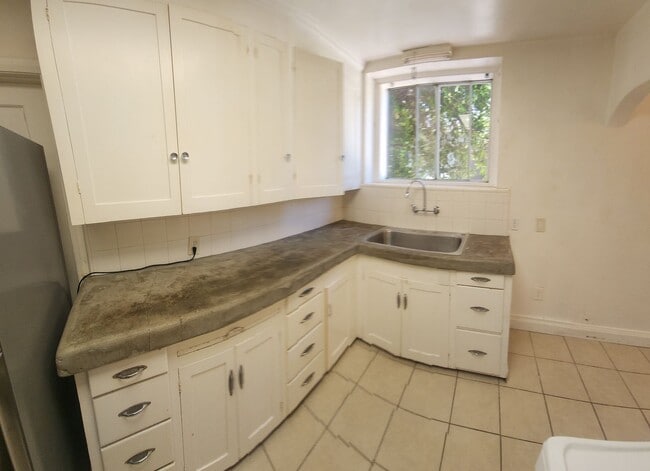 Building Photo - 7 Bedroom 3 bath home close to POLY!!!!