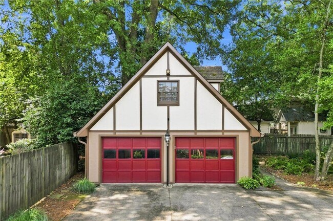 Building Photo - 826 Mentelle Dr NE