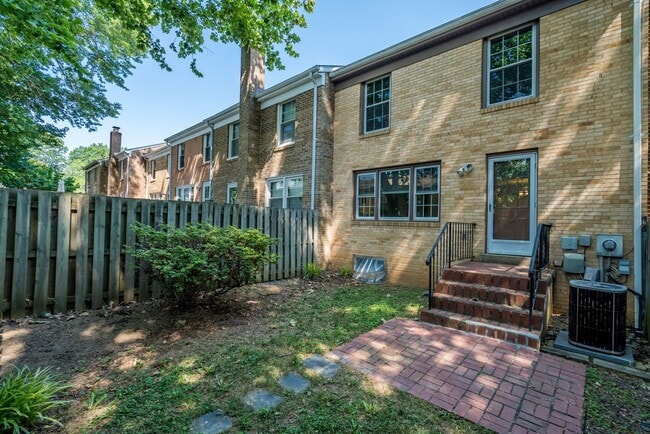 Building Photo - Location is Everything With This 3 Bed 3.5 Bath Townhouse in Hampton Court Community