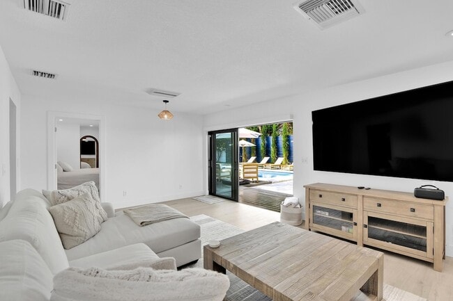 Building Photo - 3210 Palm Dr